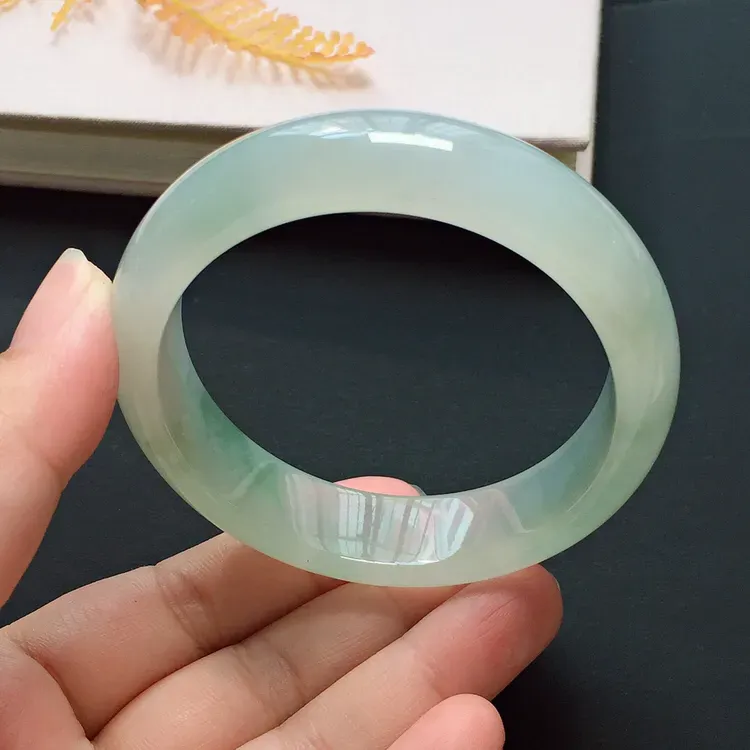 正圈54.3mm，冰种飘花手镯，冰润起胶，优雅端庄