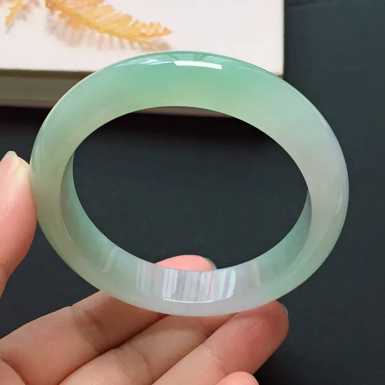 正圈55.7mm，冰糯种淡绿手镯，水润质地， 清雅迷人