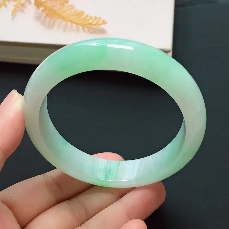 正圈58mm，糯化种飘绿手镯，底子细腻，清新贵气