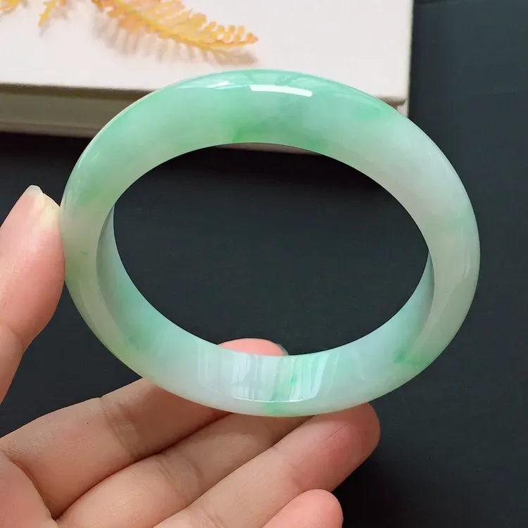 正圈58mm，糯化种飘绿手镯，底子细腻，清新贵气