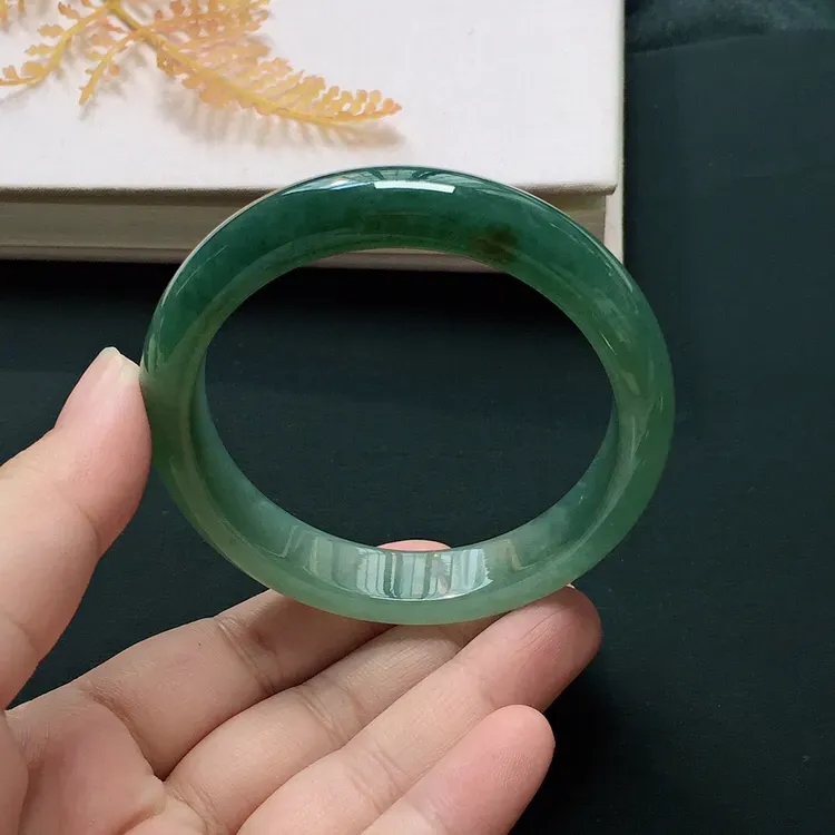 正圈55.4mm，糯化种飘色手镯，底子细润，韵味十足
