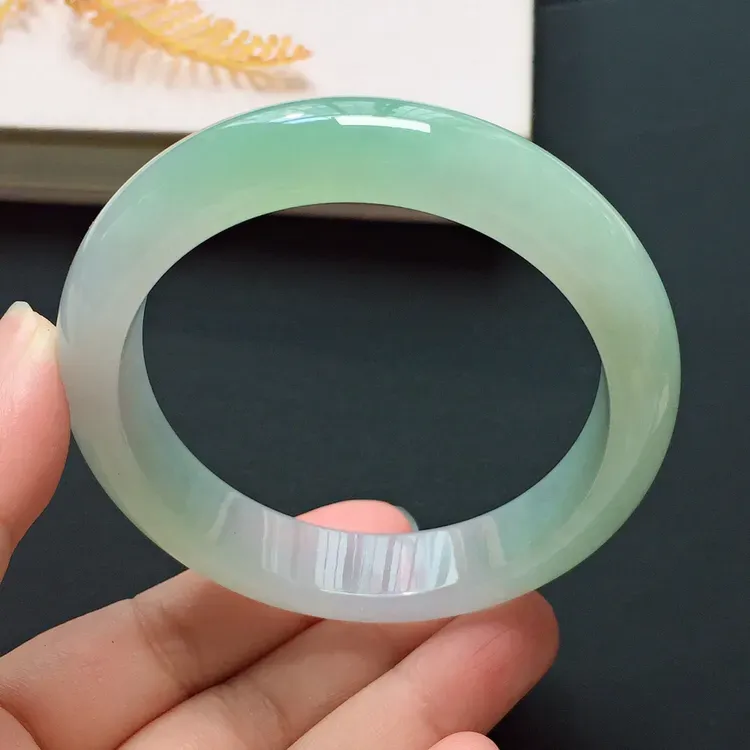 正圈55.7mm，冰糯种淡绿手镯，水润质地， 清雅迷人