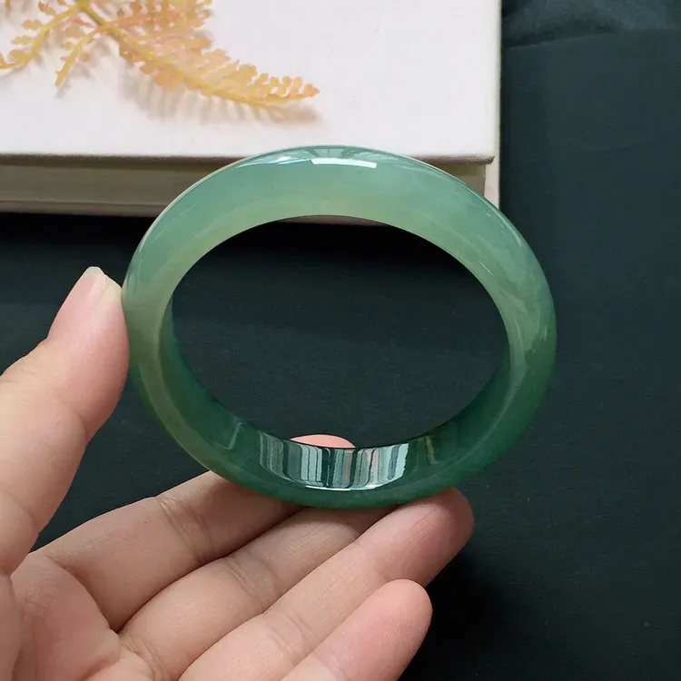 正圈55.4mm，糯化种飘色手镯，底子细润，韵味十足