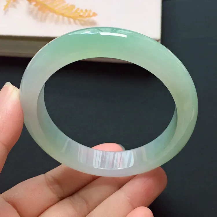 正圈55.7mm，冰糯种淡绿手镯，水润质地， 清雅迷人