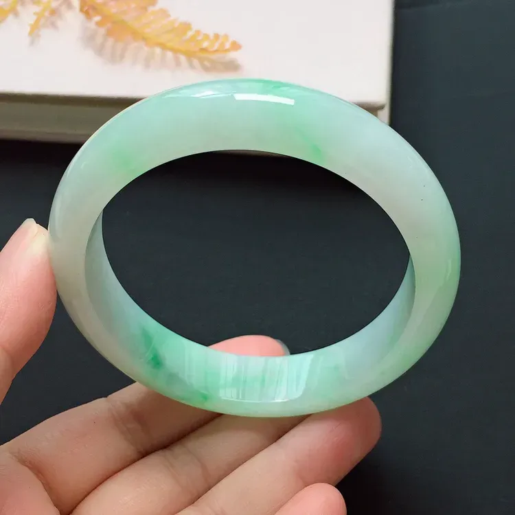正圈58mm，糯化种飘绿手镯，底子细腻，清新贵气