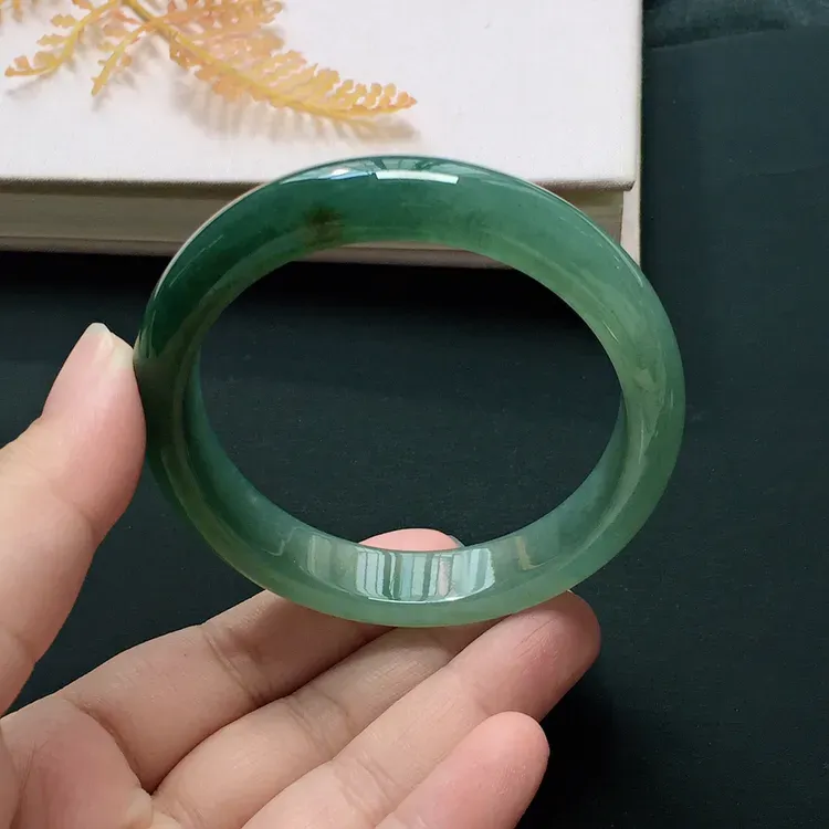 正圈55.4mm，糯化种飘色手镯，底子细润，韵味十足