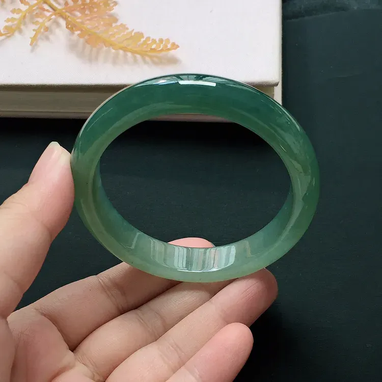 正圈55.4mm，糯化种飘色手镯，底子细润，韵味十足