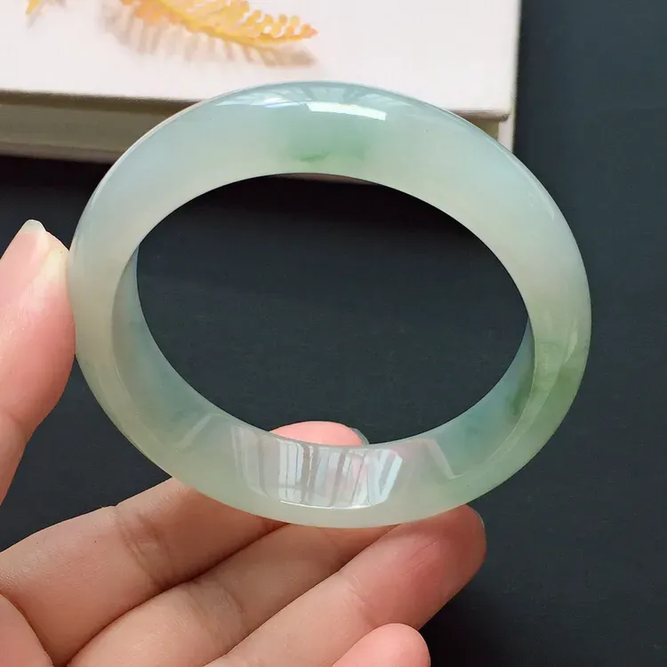 正圈54.3mm，冰种飘花手镯，冰润起胶，优雅端庄