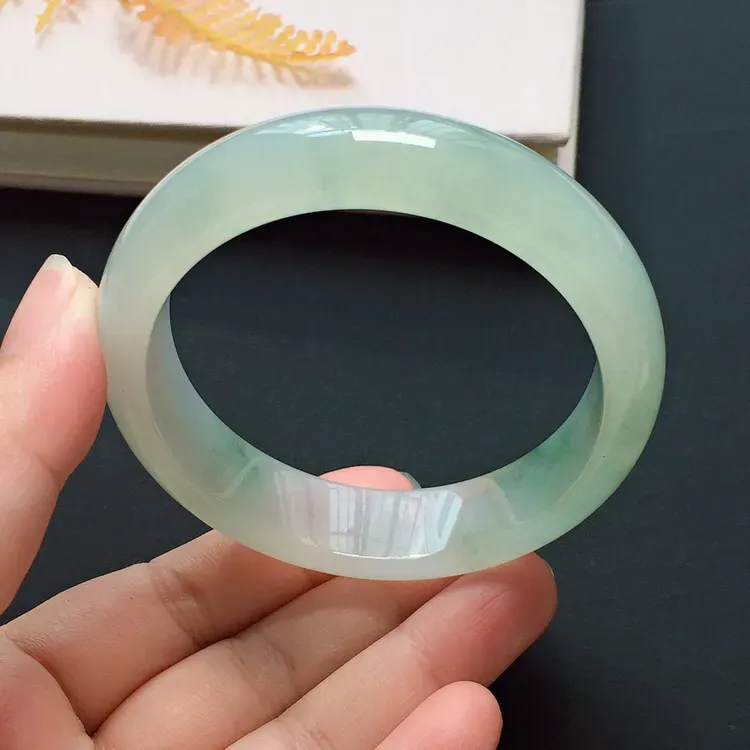 正圈54.3mm，冰种飘花手镯，冰润起胶，优雅端庄