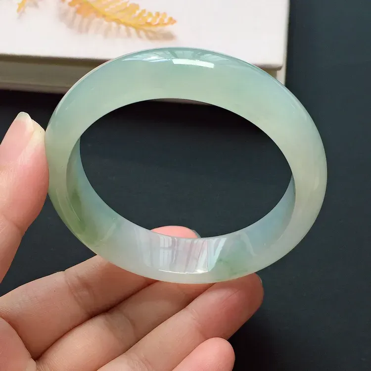 正圈54.3mm，冰种飘花手镯，冰润起胶，优雅端庄