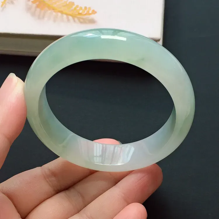 正圈54.3mm，冰种飘花手镯，冰润起胶，优雅端庄