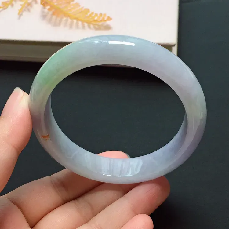 正圈57.4mm，糯化种春彩手镯，底子细腻，清新甜美