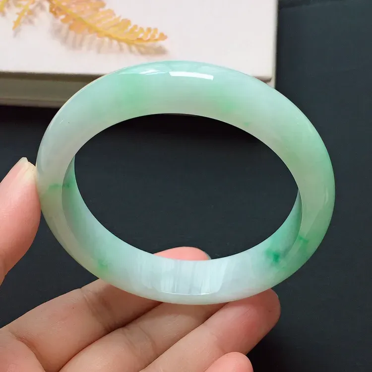 正圈58mm，糯化种飘绿手镯，底子细腻，清新贵气