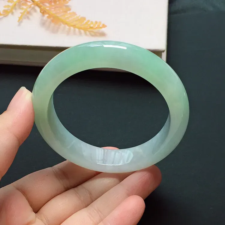 正圈55.7mm，糯化种淡绿手镯，冰润质地，清雅宜人