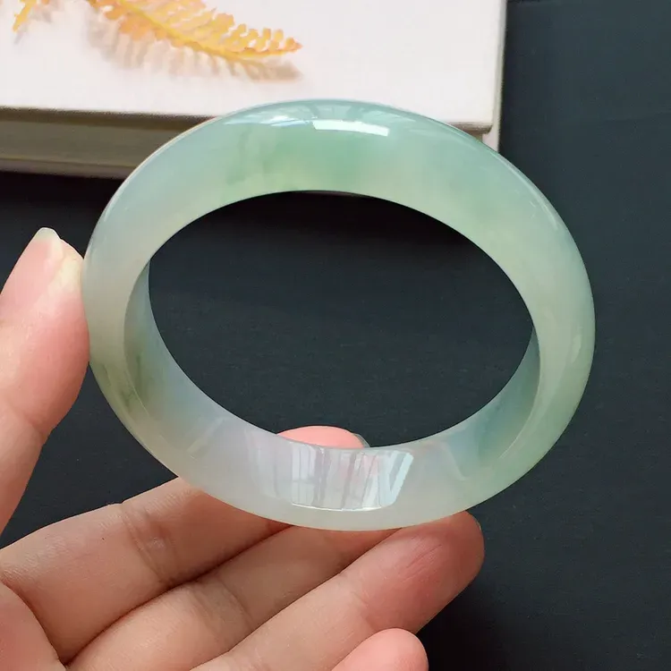 正圈54.3mm，冰种飘花手镯，冰润起胶，优雅端庄