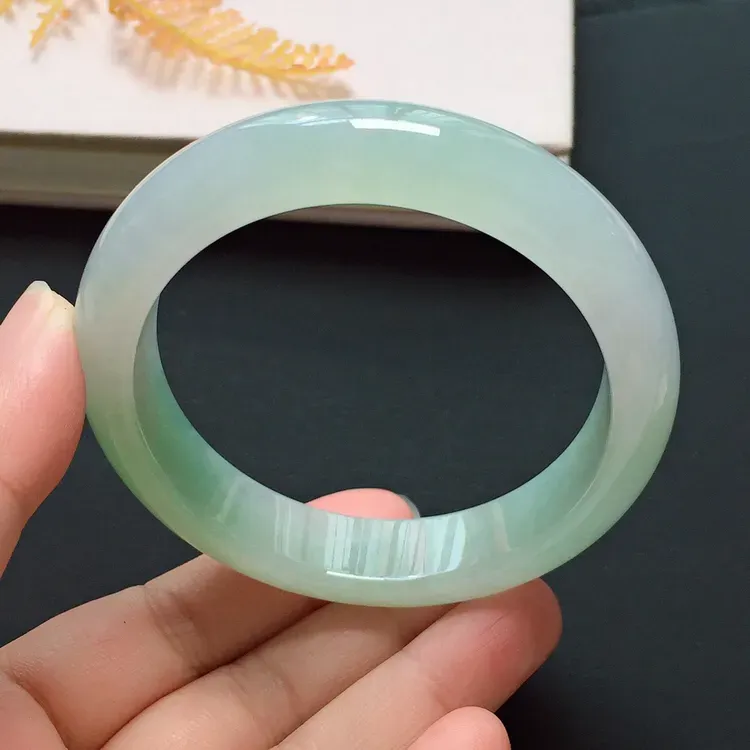 正圈55.7mm，冰糯种淡绿手镯，水润质地， 清雅迷人