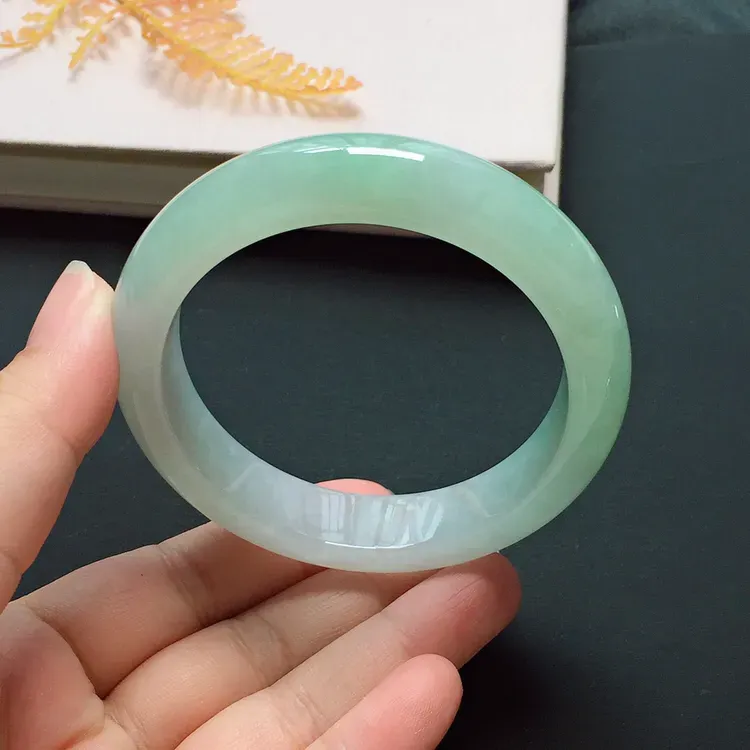 正圈55.7mm，糯化种淡绿手镯，冰润质地，清雅宜人