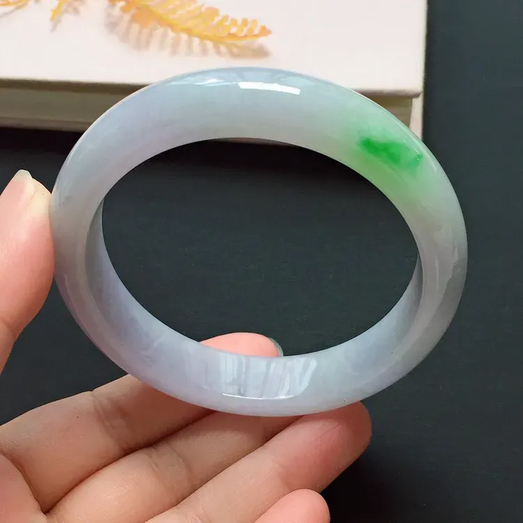 正圈57.4mm，糯化种春彩手镯，底子细腻，清新甜美