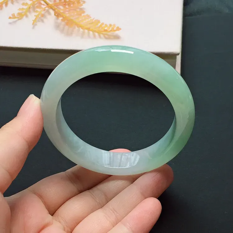 正圈55.7mm，糯化种淡绿手镯，冰润质地，清雅宜人