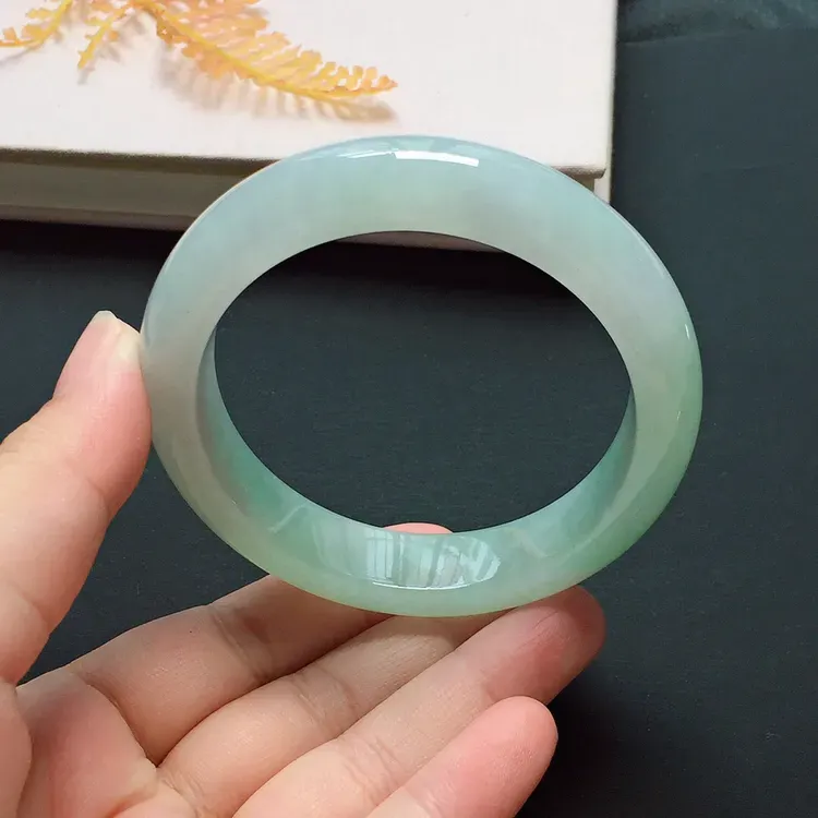 正圈55.7mm，糯化种淡绿手镯，冰润质地，清雅宜人