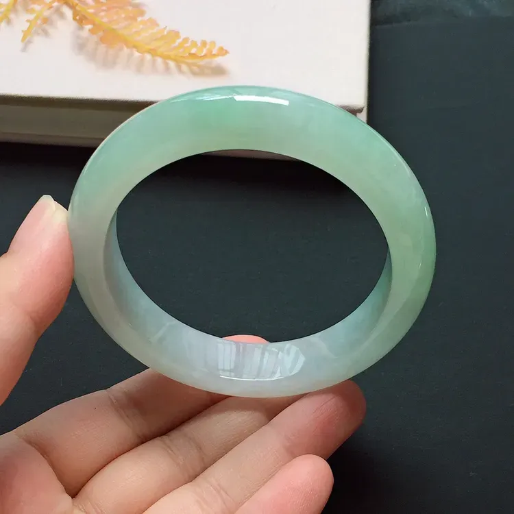 正圈55.7mm，糯化种淡绿手镯，冰润质地，清雅宜人