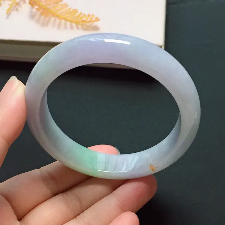 正圈57.4mm，糯化种春彩手镯，底子细腻，清新甜美