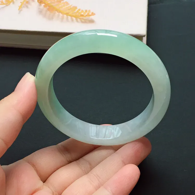 正圈55.7mm，糯化种淡绿手镯，冰润质地，清雅宜人