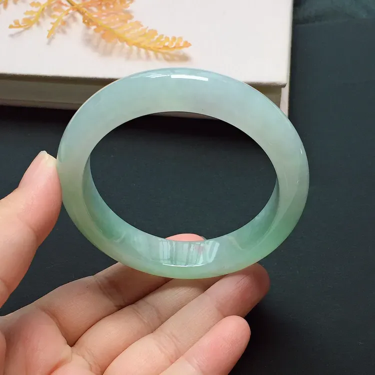 正圈55.7mm，糯化种淡绿手镯，冰润质地，清雅宜人