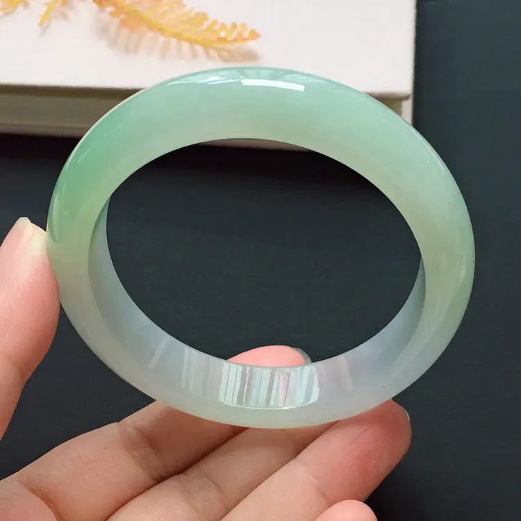 正圈55.7mm，冰糯种淡绿手镯，水润质地， 清雅迷人