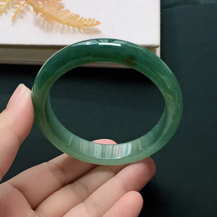正圈55.4mm，糯化种飘色手镯，底子细润，韵味十足