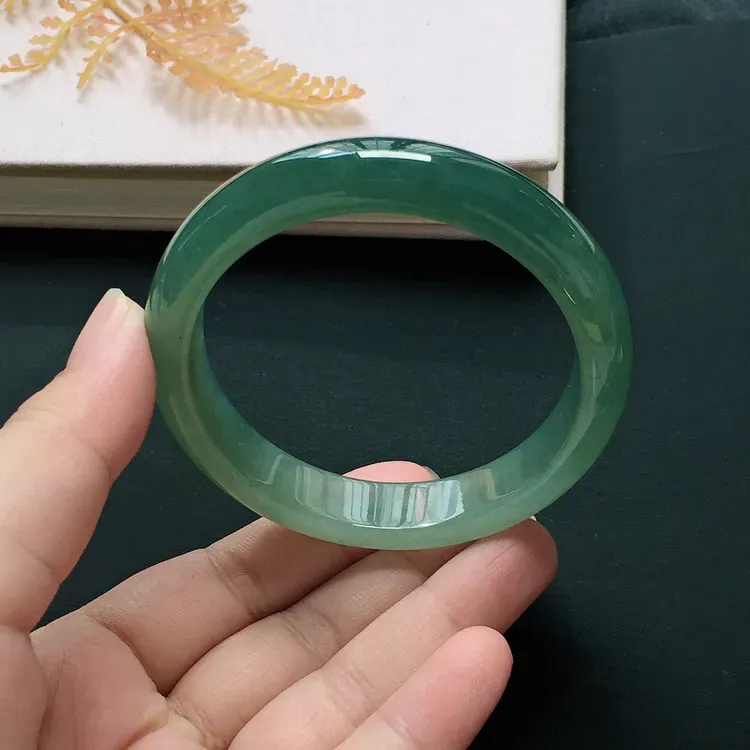 正圈55.4mm，糯化种飘色手镯，底子细润，韵味十足