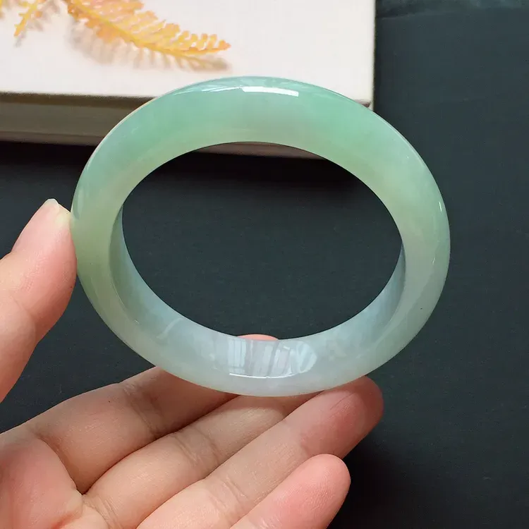 正圈55.7mm，糯化种淡绿手镯，冰润质地，清雅宜人