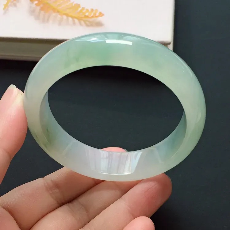 正圈54.3mm，冰种飘花手镯，冰润起胶，优雅端庄