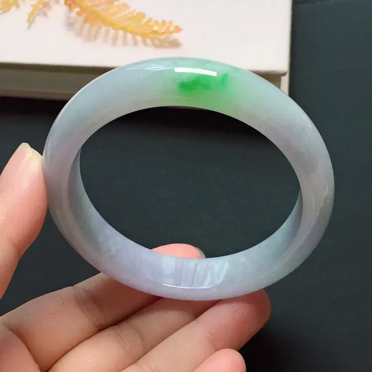 正圈57.4mm，糯化种春彩手镯，底子细腻，清新甜美