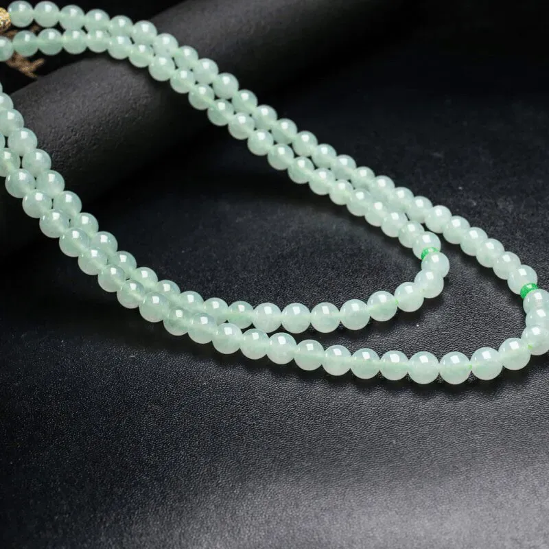 推荐收藏天然翡翠珠链，共112颗珠子，取其中一颗珠尺寸大约8mm，实物漂亮，水润光泽，配珠为饰品珠。佩戴效果大方漂亮。