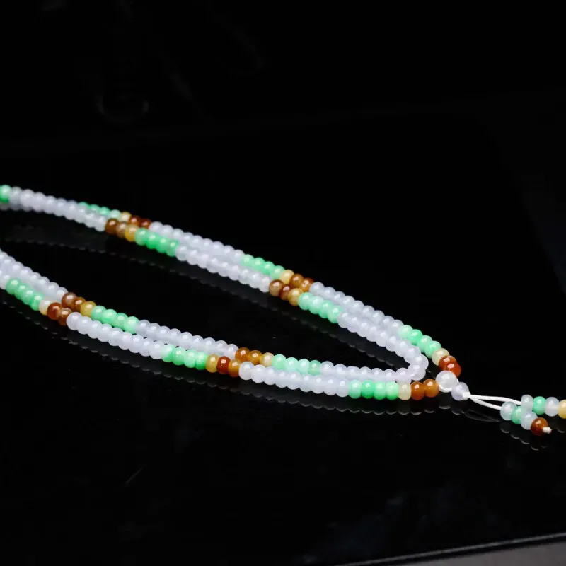推荐款多彩翡翠珠链，共101颗珠子，取其中一颗珠尺寸大约5.5*3.5mm，玉质莹润，靓丽秀气，佩戴效果时尚漂亮。