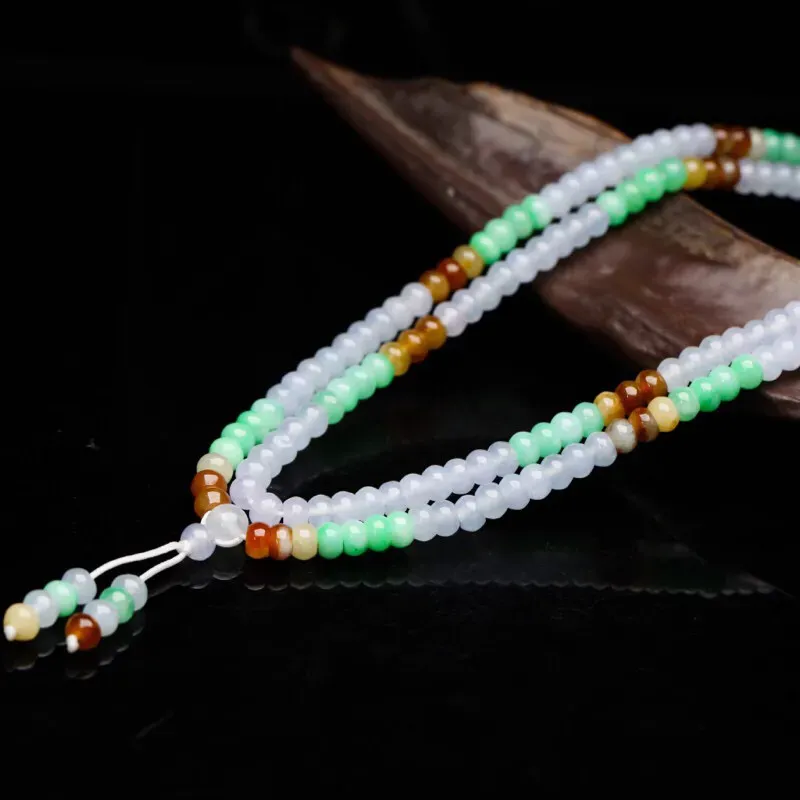推荐款多彩翡翠珠链，共101颗珠子，取其中一颗珠尺寸大约5.5*3.5mm，玉质莹润，靓丽秀气，佩戴效果时尚漂亮。