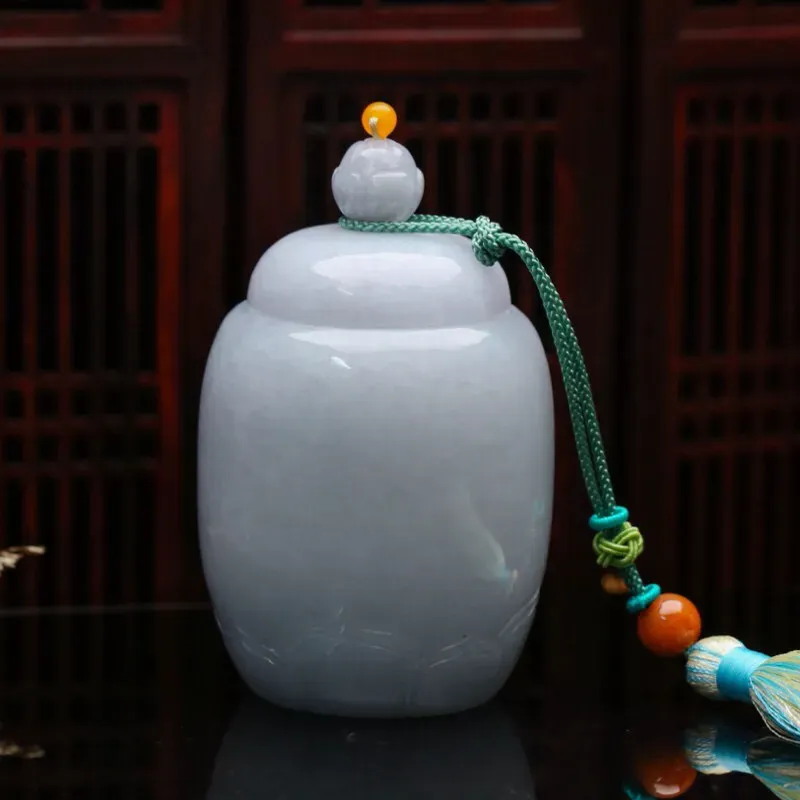 茶罐翡翠小摆件。款式精美，雕刻线条流畅，配珠为饰珠。尺寸：82.8*53.3mm。