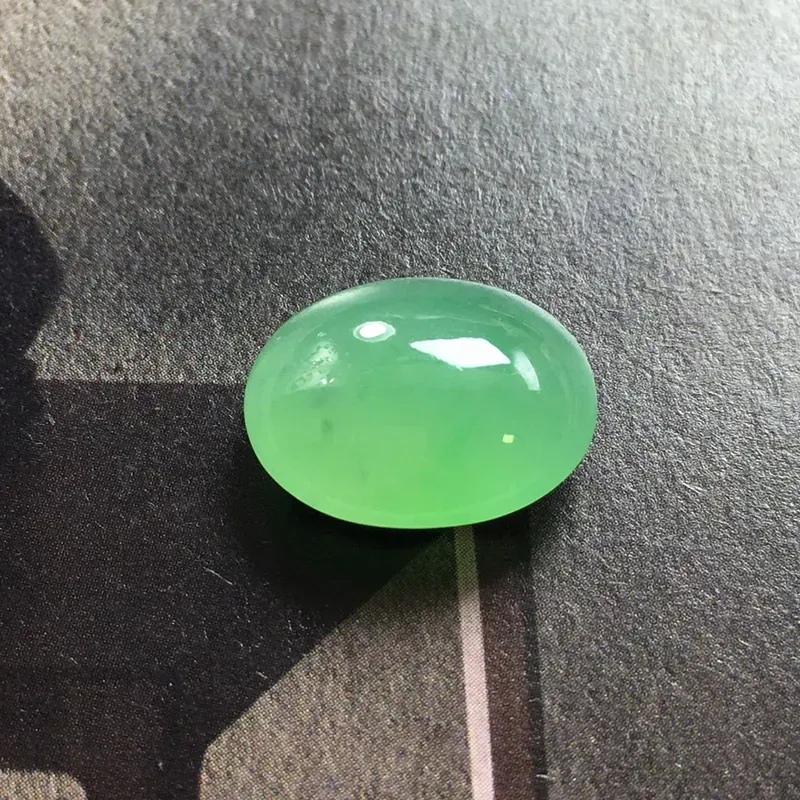 绿色蛋面裸石，底子细腻，色泽漂亮，干净起光，饱满圆润。镶嵌效果翻翻。尺寸：14.3-12.0-6.6