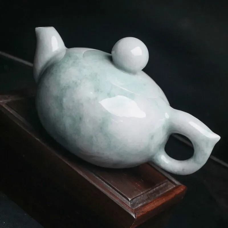 茶壶翡翠小摆件。手工雕刻，色泽清新，雕琢细致，壶身尺寸116.8*75.8*64.7mm。配送精美底座