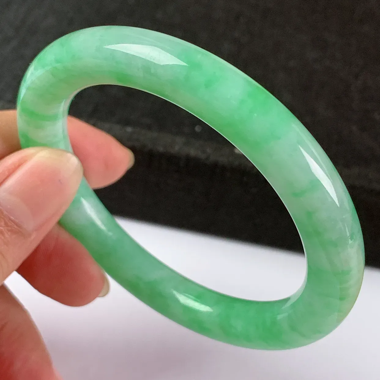 水润满绿圆条手镯56.5mm，玉质细腻，色彩艳丽，甜美鲜绿，条形大方得体，佩戴效果好