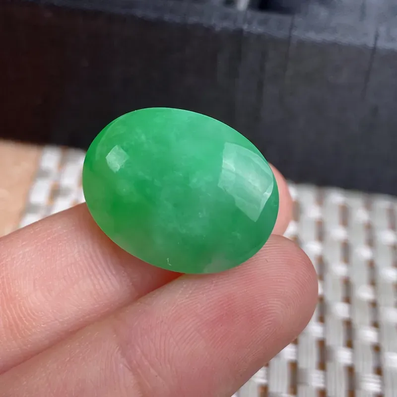 A货翡翠-种好满绿蛋面镶嵌件，尺寸-21.6*16.3*11.1mm