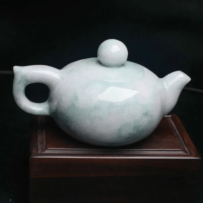 茶壶翡翠小摆件。手工雕刻，色泽清新，雕琢细致，壶身尺寸116.8*75.8*64.7mm。配送精美底座