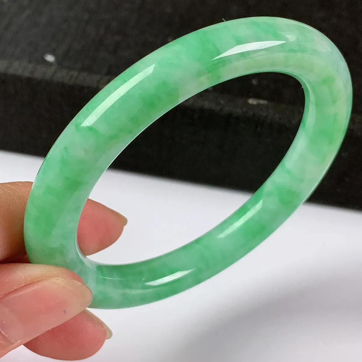 水润满绿圆条手镯56.5mm，玉质细腻，色彩艳丽，甜美鲜绿，条形大方得体，佩戴效果好