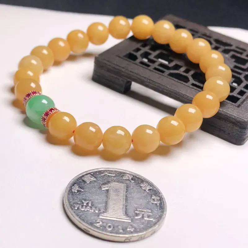 糯化种黄翡翠珠链手串、直径7.8毫米、质地细腻、色彩鲜艳、隔珠是装饰品、A085B5221