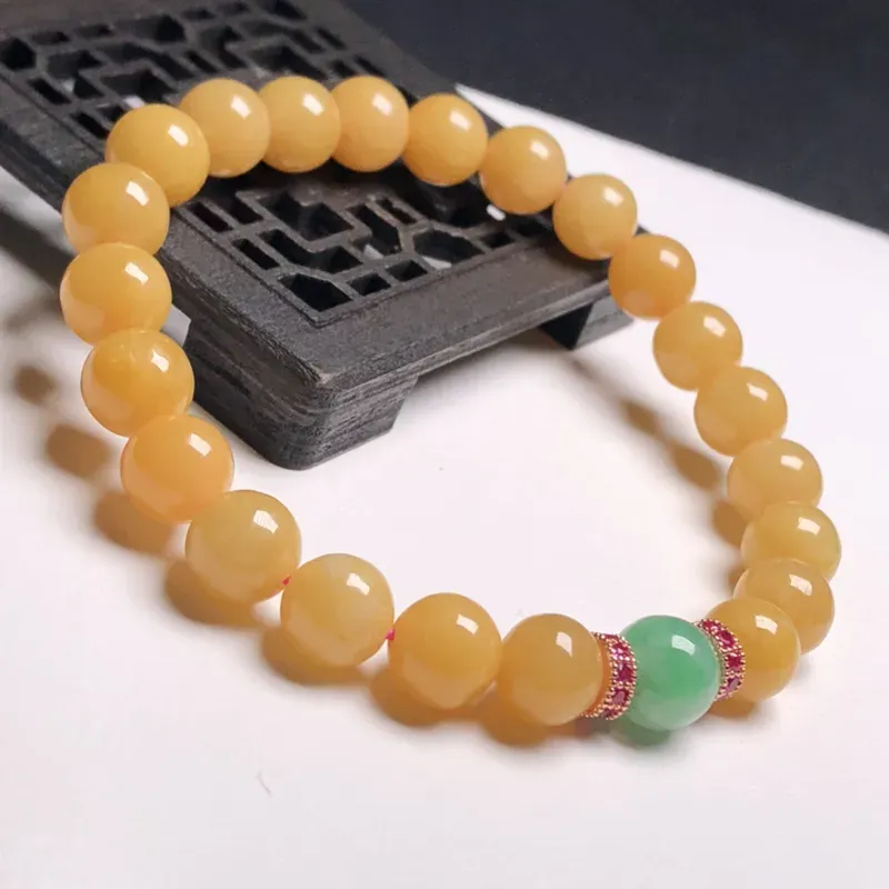 糯化种黄翡翠珠链手串、直径7.8毫米、质地细腻、色彩鲜艳、隔珠是装饰品、A085B5221