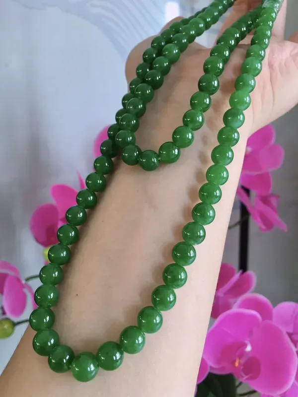 #自然光拍#满绿珠链，色泽艳丽，细腻精美。108粒。