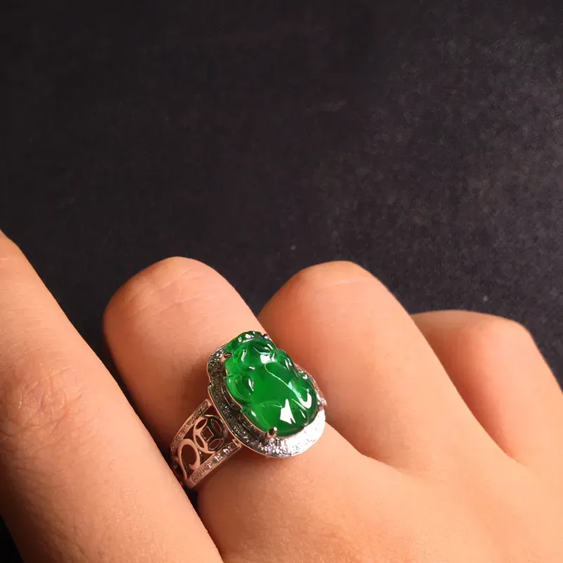 18k金伴钻镶嵌满绿貔貅戒指，细腻冰透，翠绿欲滴，种色俱佳，种好通透，裸石：13*9*3，整体：15*20*8，圈口：14