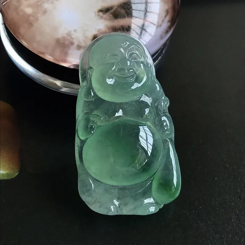 收藏推荐种水色俱佳 冰飘绿布袋佛 种水不错 整体冰润通透 细腻起强胶感 品质上佳 一抹正阳绿色 种水色 兼备 非常难得 雕工精细生动 形态自然 很适合收藏佩戴 推荐入手 对庄翡翠网