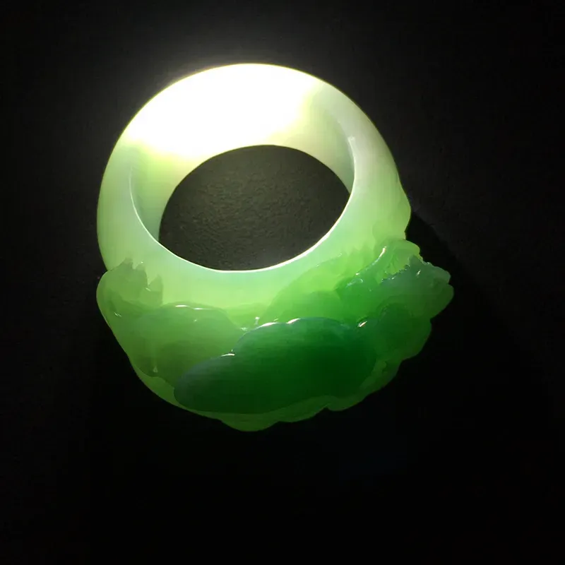 带色貔貅扳指 内径22 宽13 厚5毫米 玉质水润  色彩亮丽 美观时尚 雕工精湛